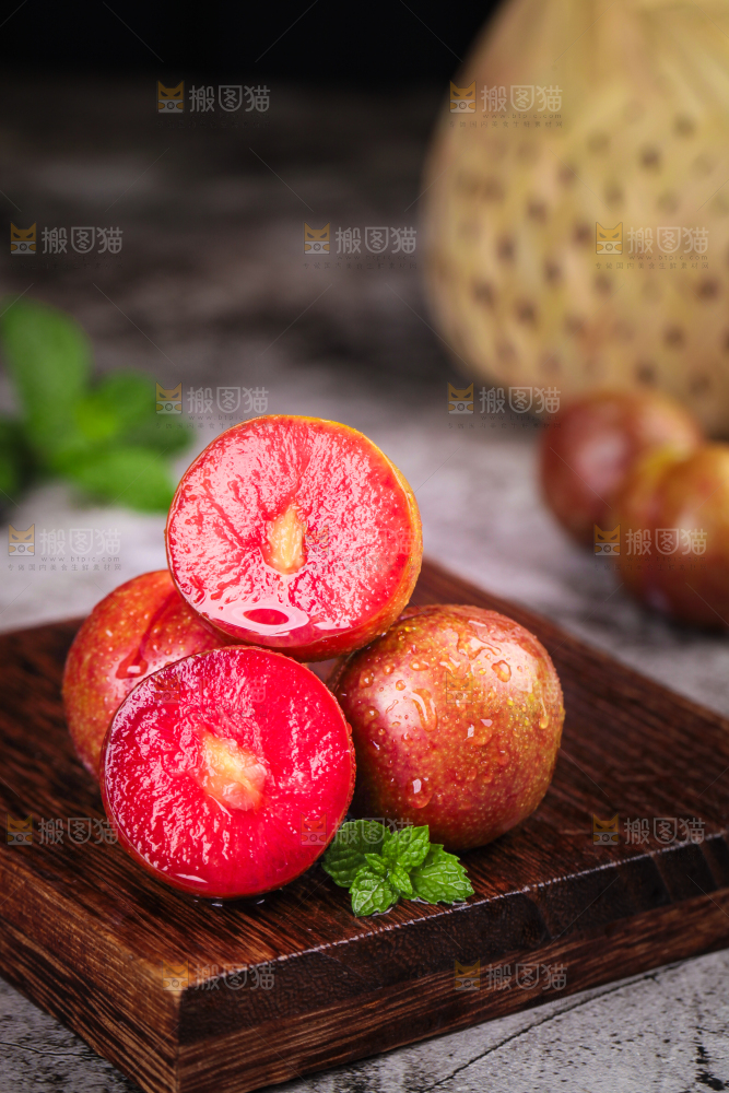 碟子里装着红心三华李