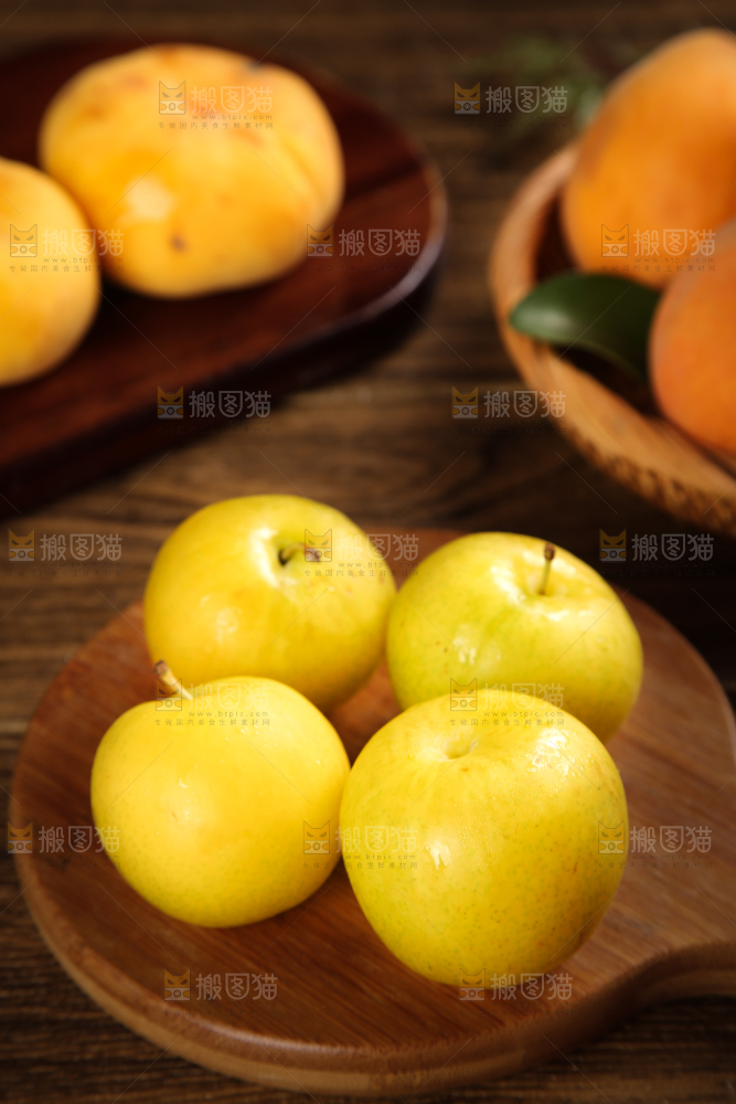 木底上摆放着黄金奈李