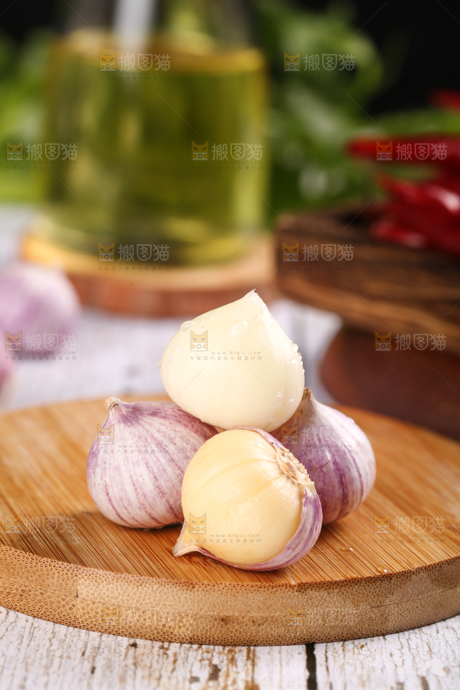 木底上摆放着独蒜头