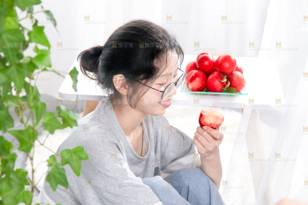 女孩手里拿着水果