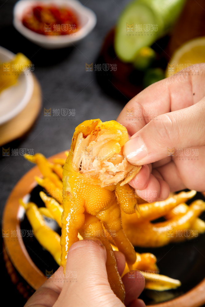 手里拿着鸭爪