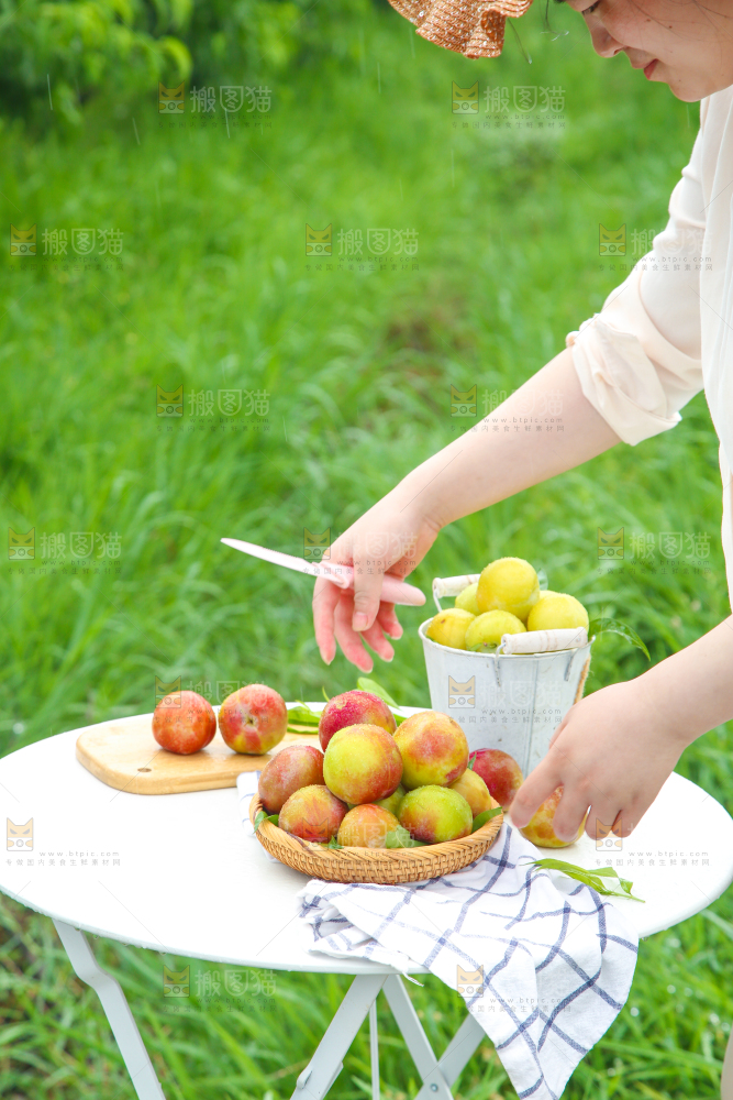 桌子上摆放着李子