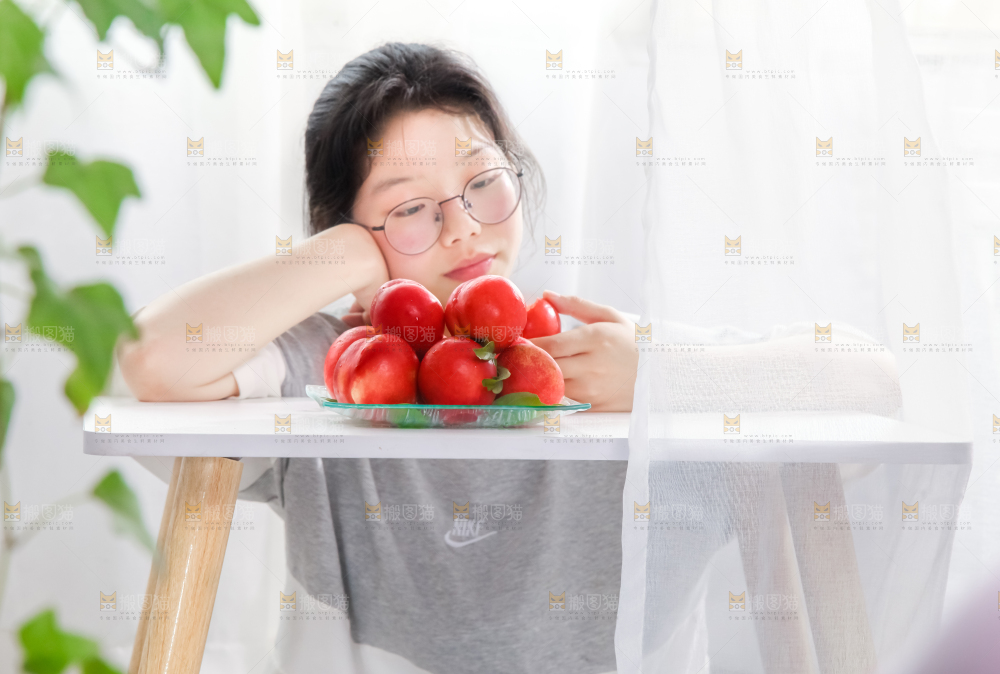 女孩手里拿着水果