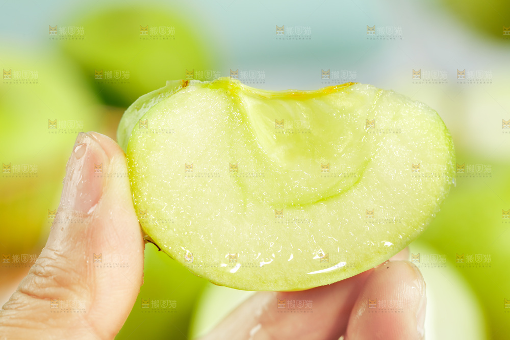 手里拿着青苹果