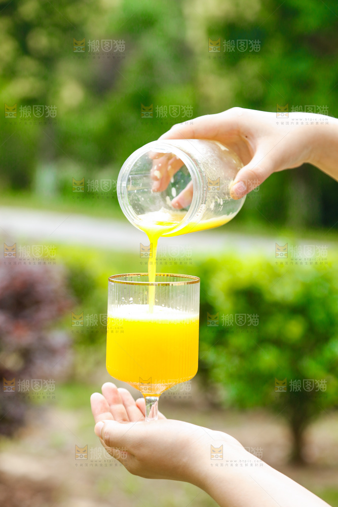 手里拿着一杯芒果汁