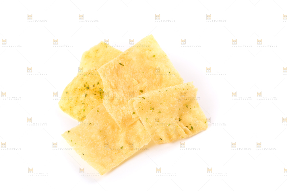 白底上摆放着薯片