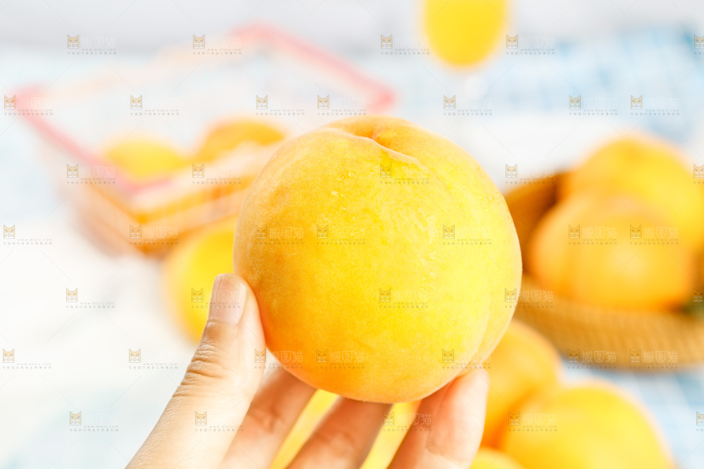手里拿着黄肉毛桃