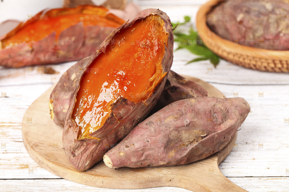 木底上摆放着蜜薯