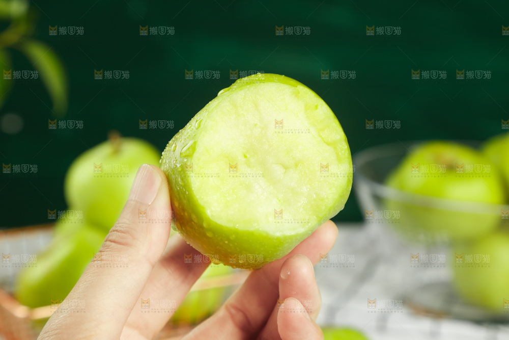 手里拿着苹果