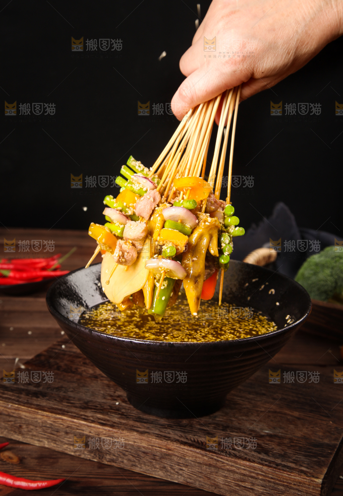 手里拿着钵钵鸡