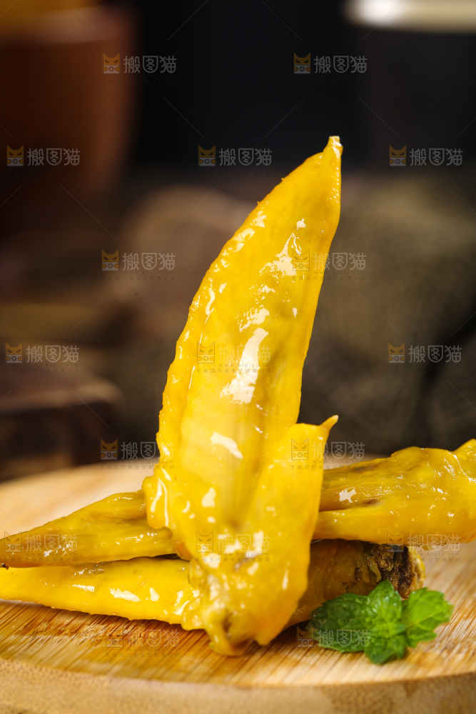 木底上摆放着盐焗鸡翅尖