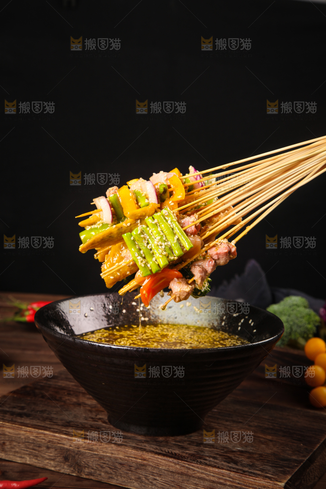 深底上摆放着冷锅串串