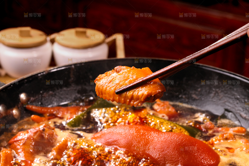 锅里装着正在卤鸡中翅