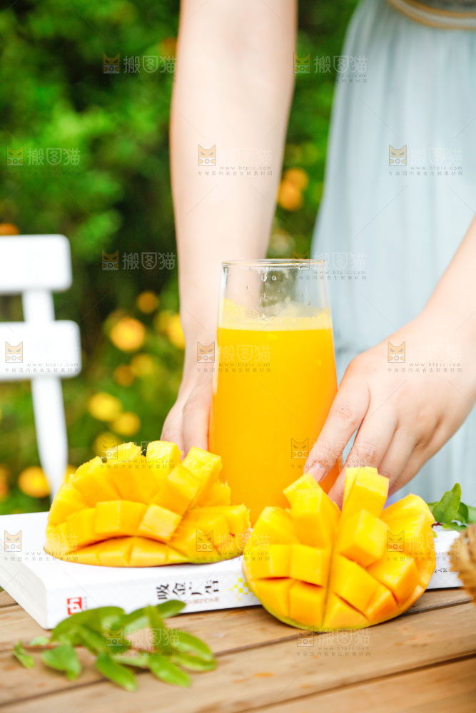 手里拿着一杯芒果汁