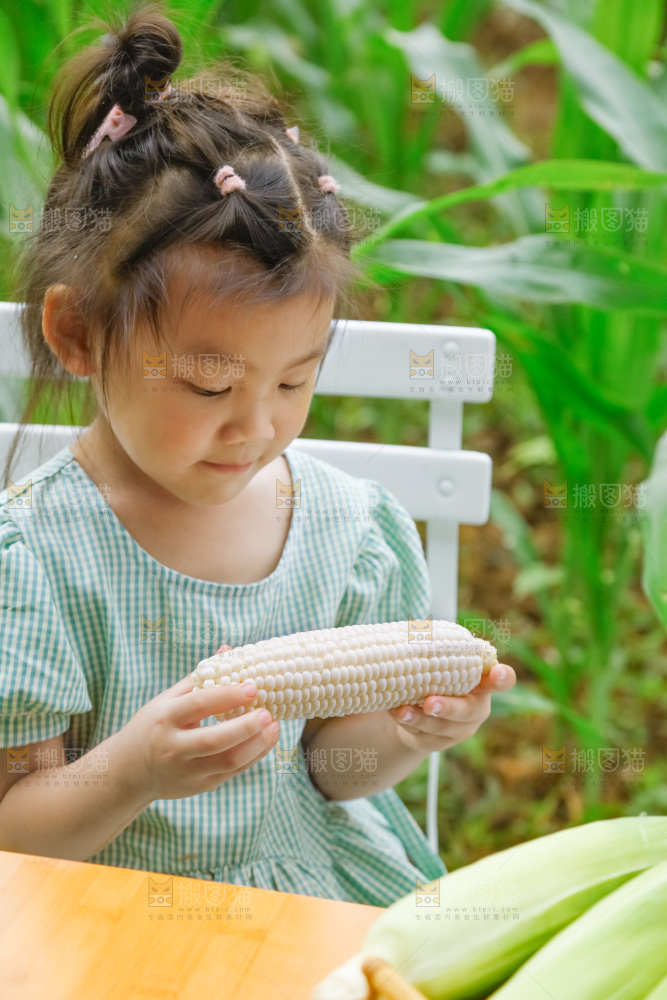 小女孩正在吃牛奶水果玉米