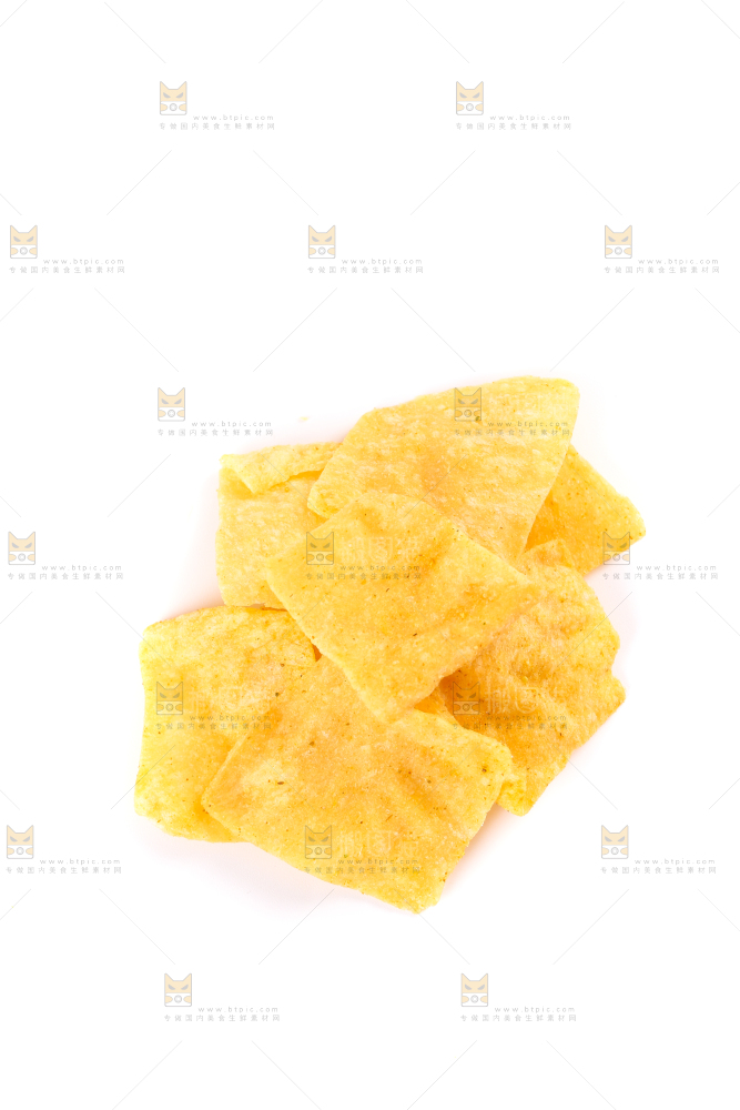 白底上摆放着薯片