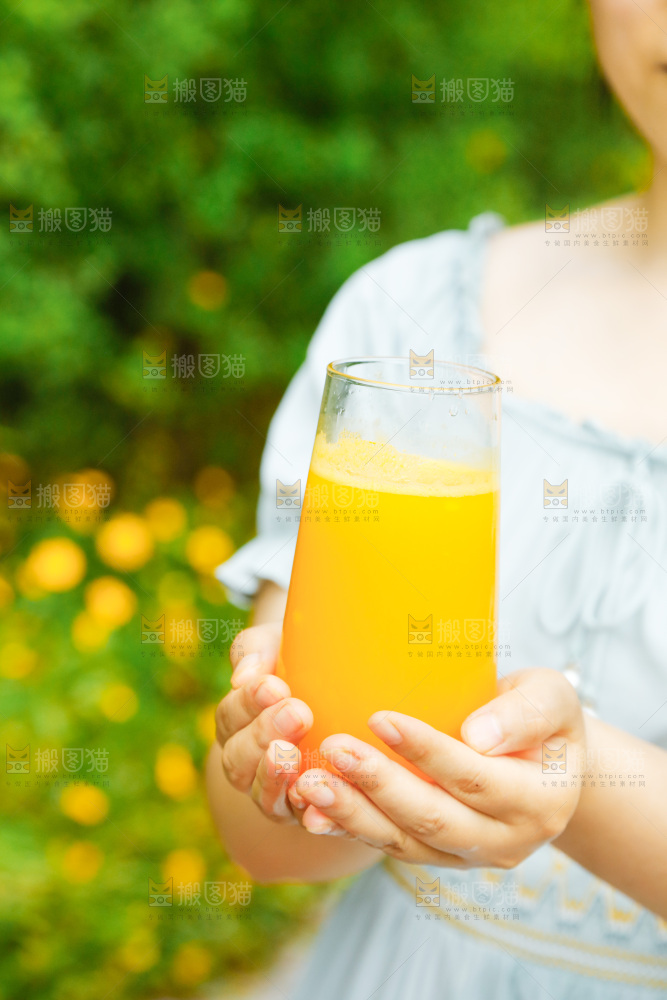手里拿着一杯芒果汁