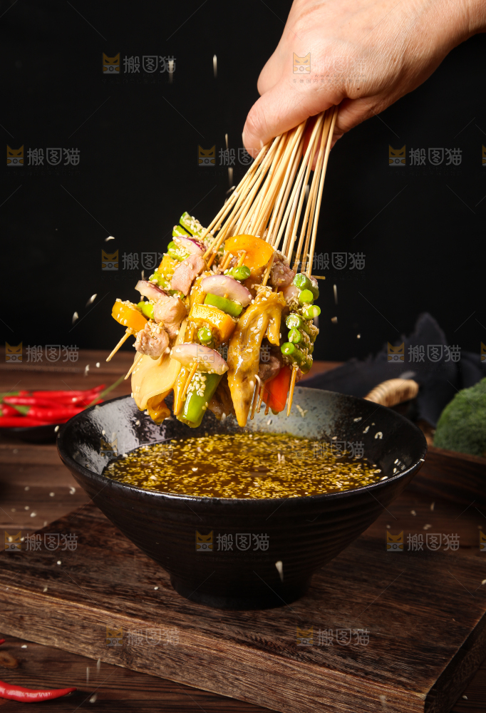 手里拿着钵钵鸡