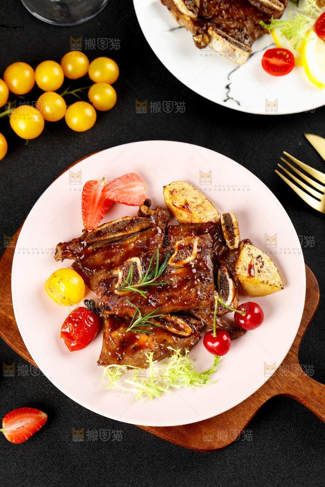 盘子里装着香煎牛肋骨