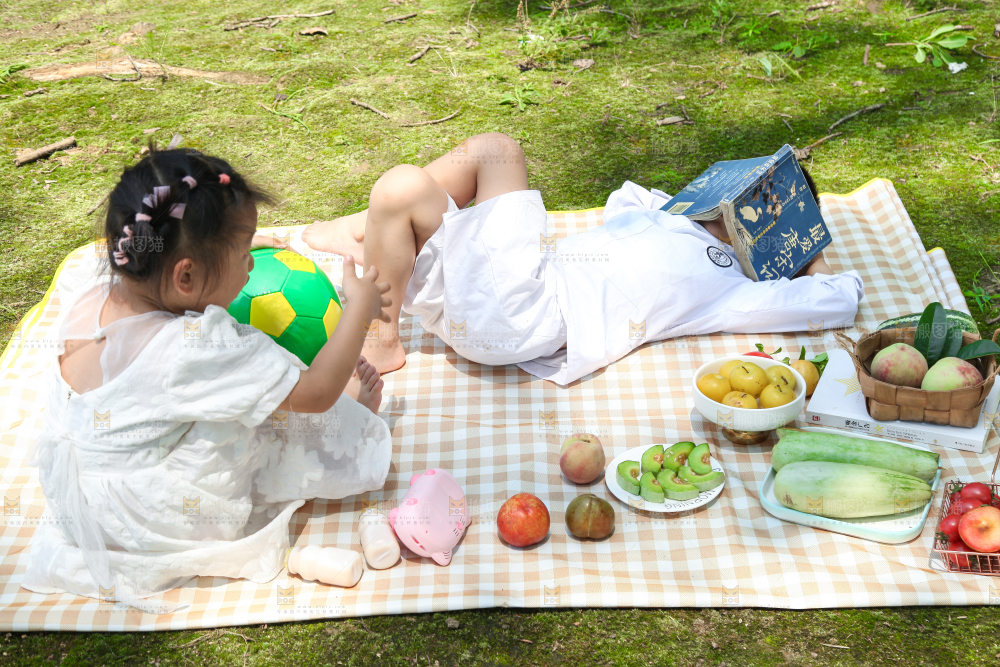 小孩子正在游玩