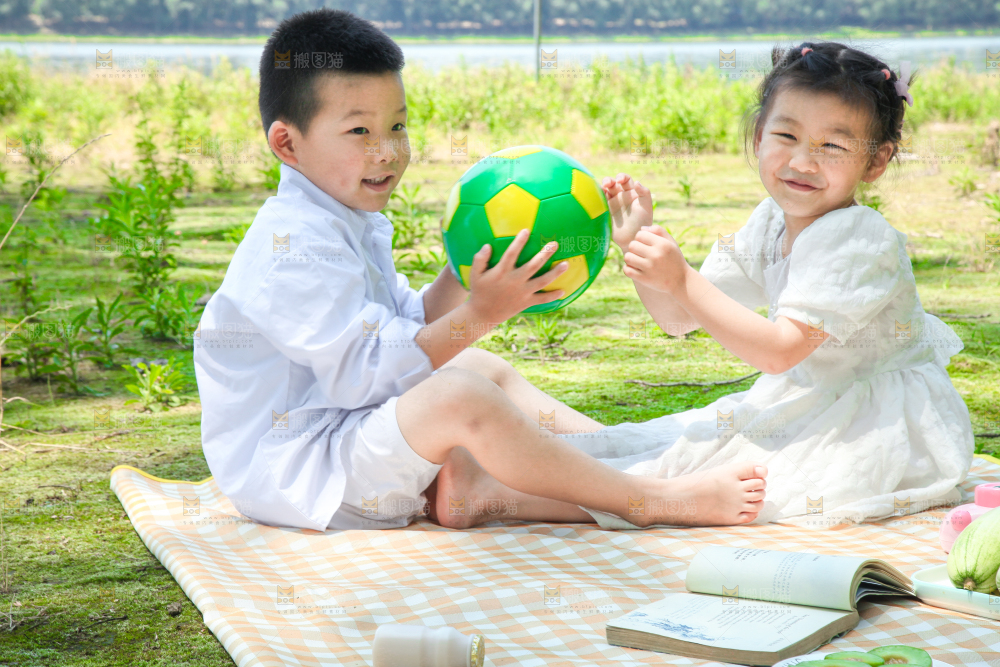 小孩子正在游玩