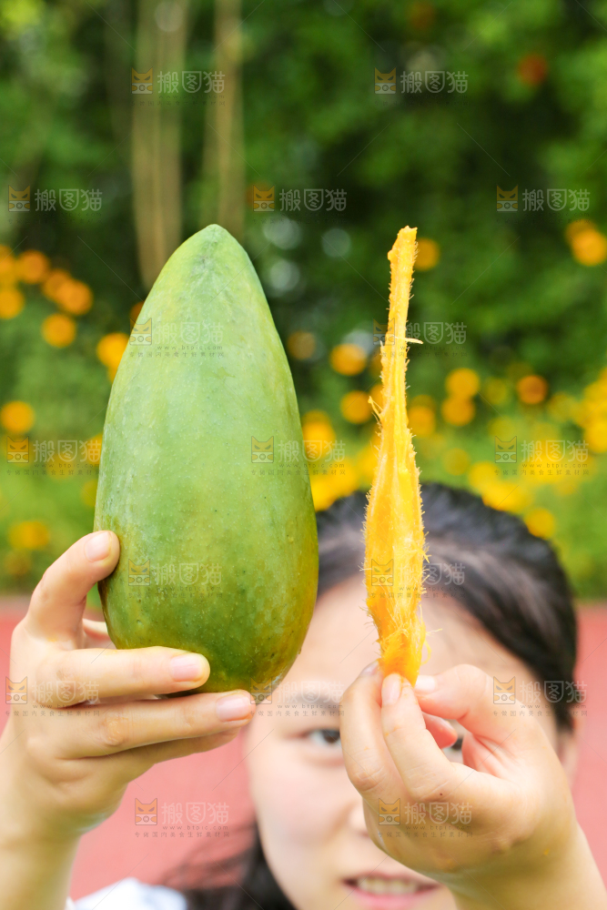手里拿着青芒