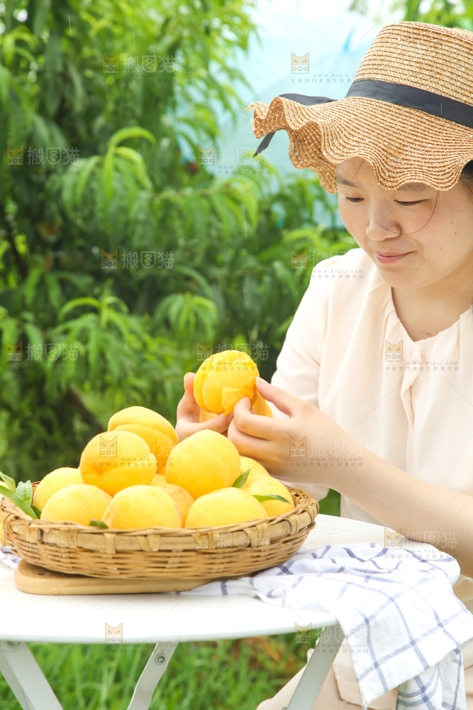 篮子里装着新鲜黄桃