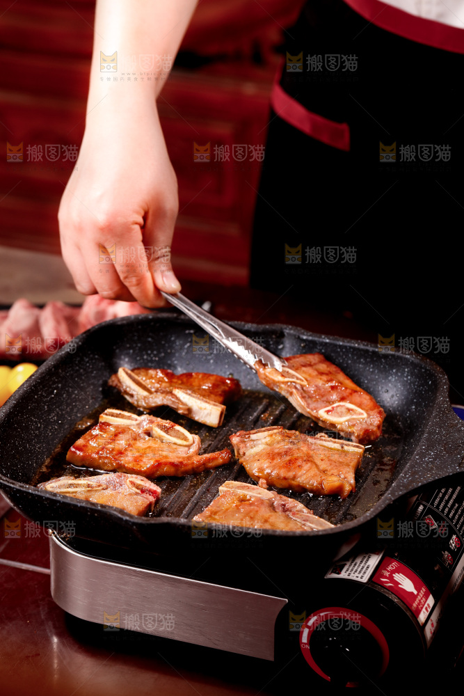 锅里放着正在煎的牛仔骨