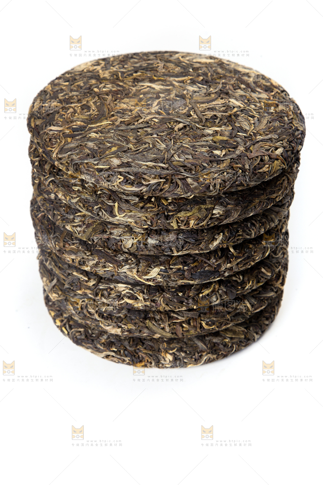 白底上摆放着茶饼