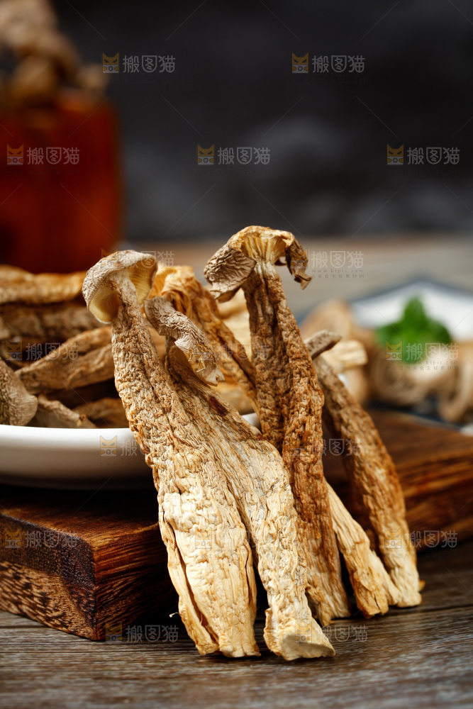 深底上放着茶树菇