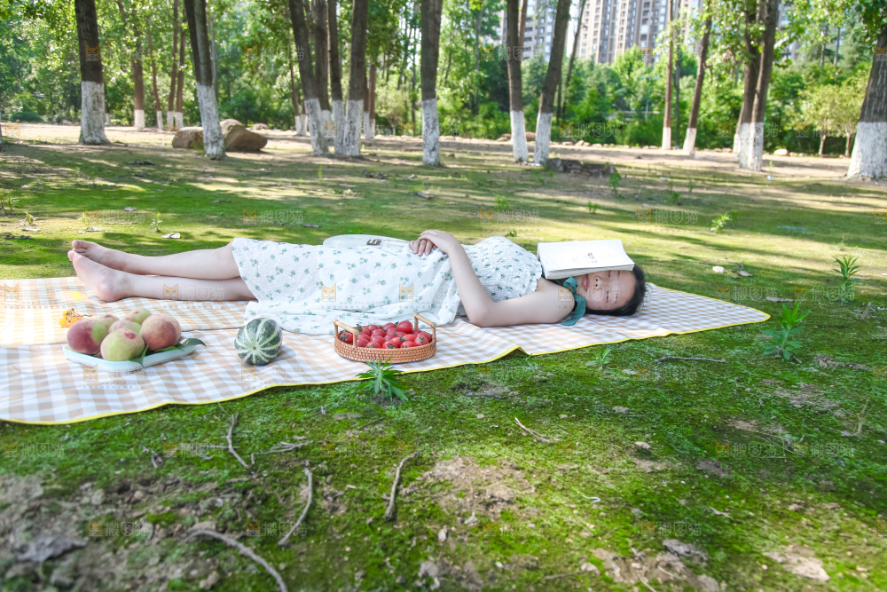 女孩聚会后正在休息