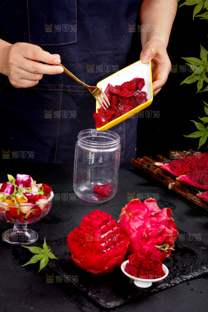 深底上摆放着火龙果