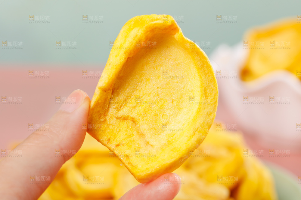 手里拿着菠萝蜜干