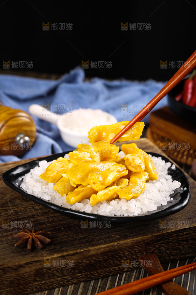 盘子里装着鸡脚筋
