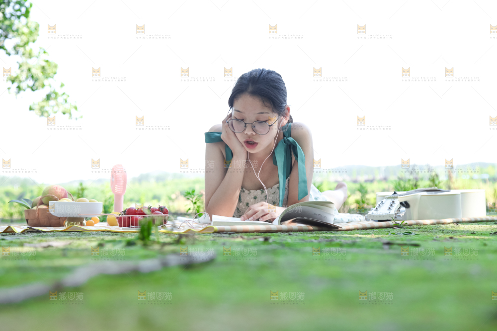 女孩子正在看书
