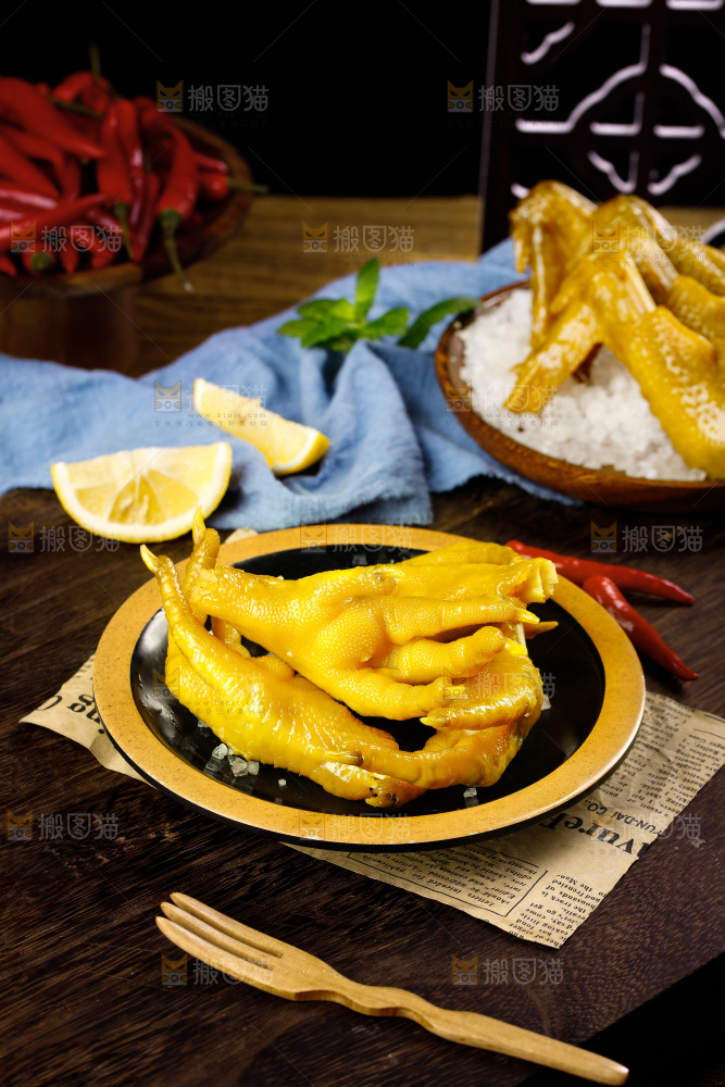 盘子里装着鸡爪