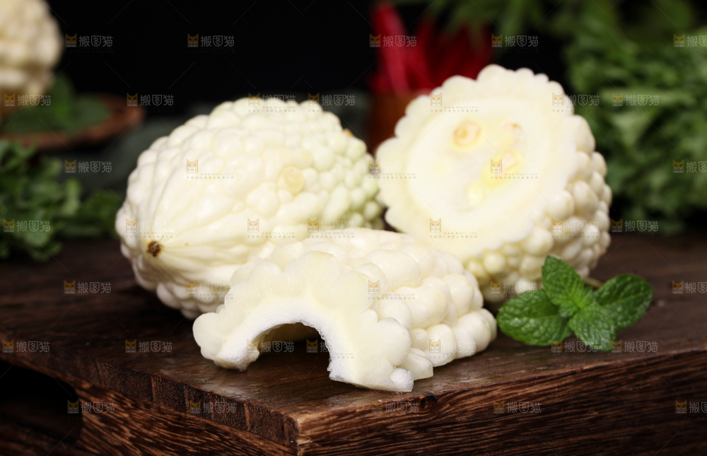 深底上摆放着苹果苦瓜