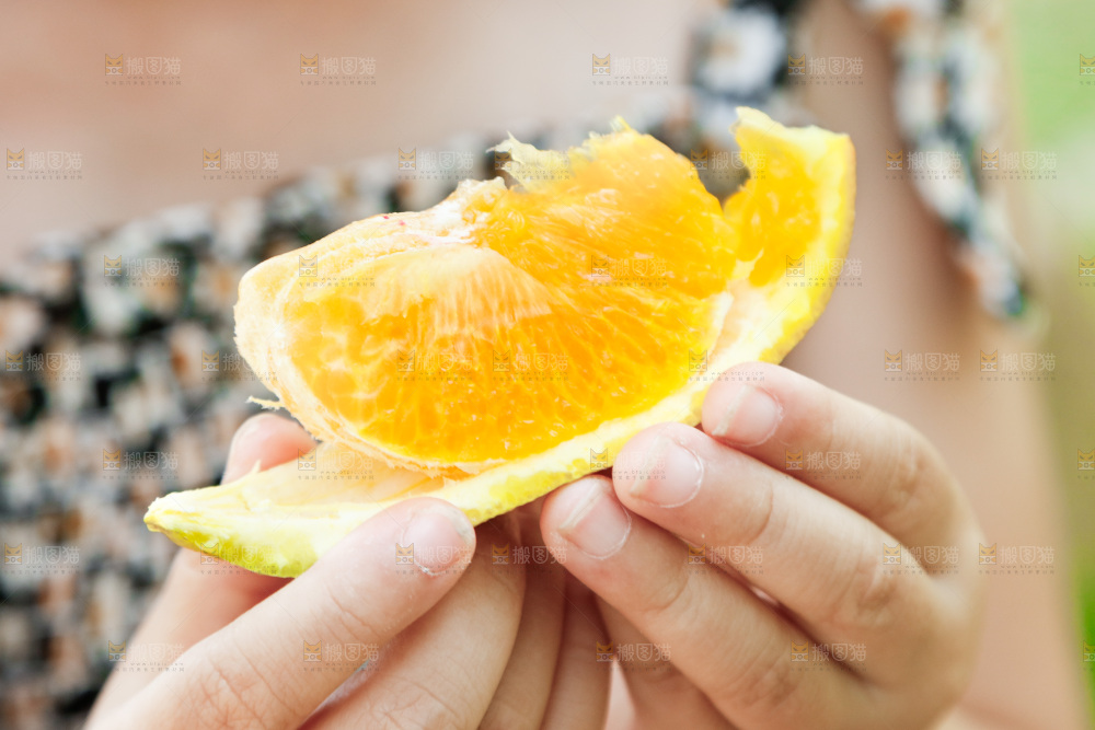 手里拿着一块橙子