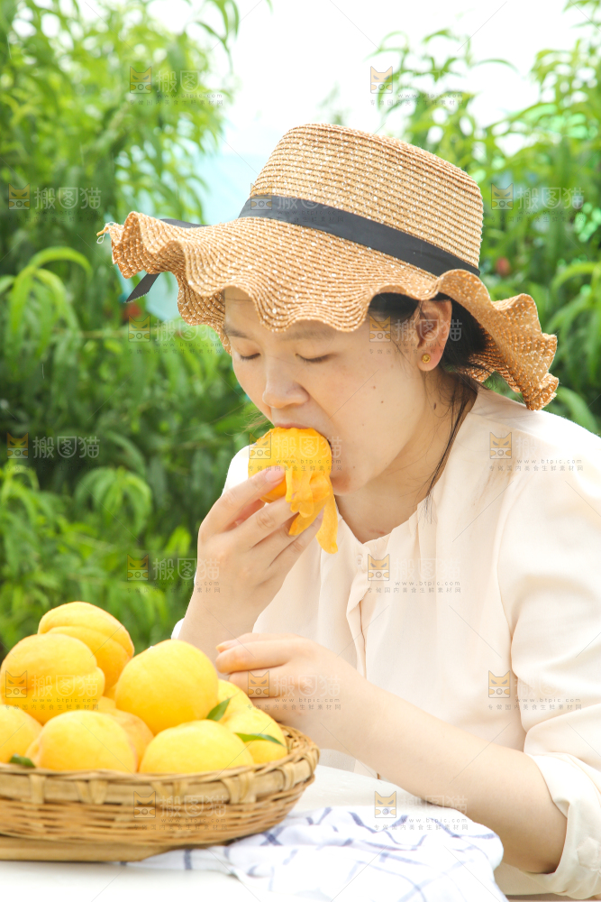 美女正在吃黄桃