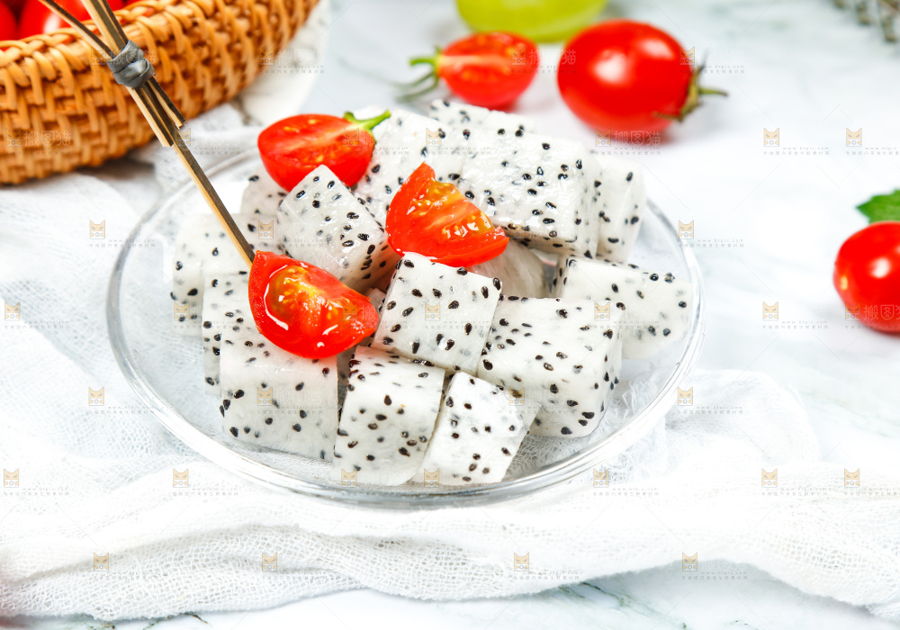 浅底上摆放着水果混合