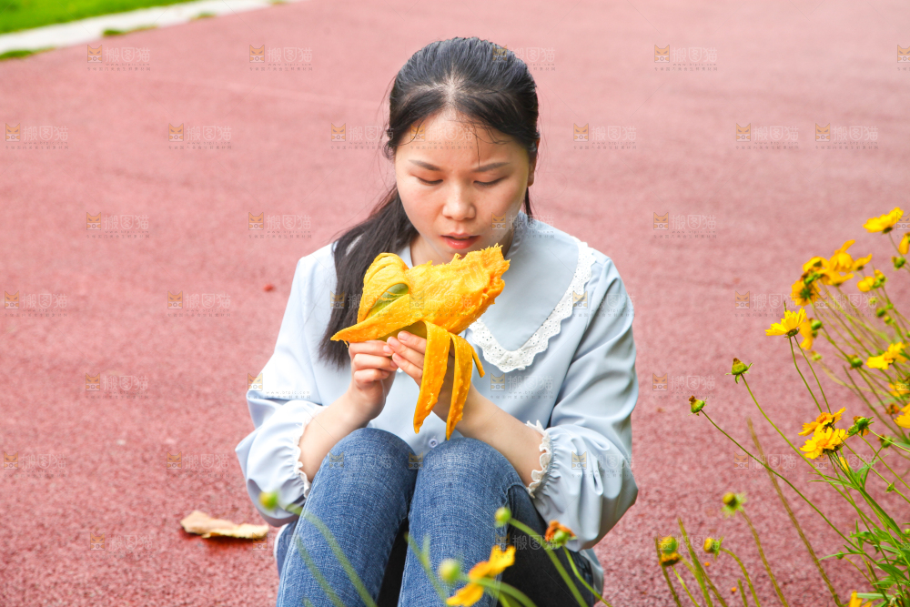 女孩正在吃青芒果
