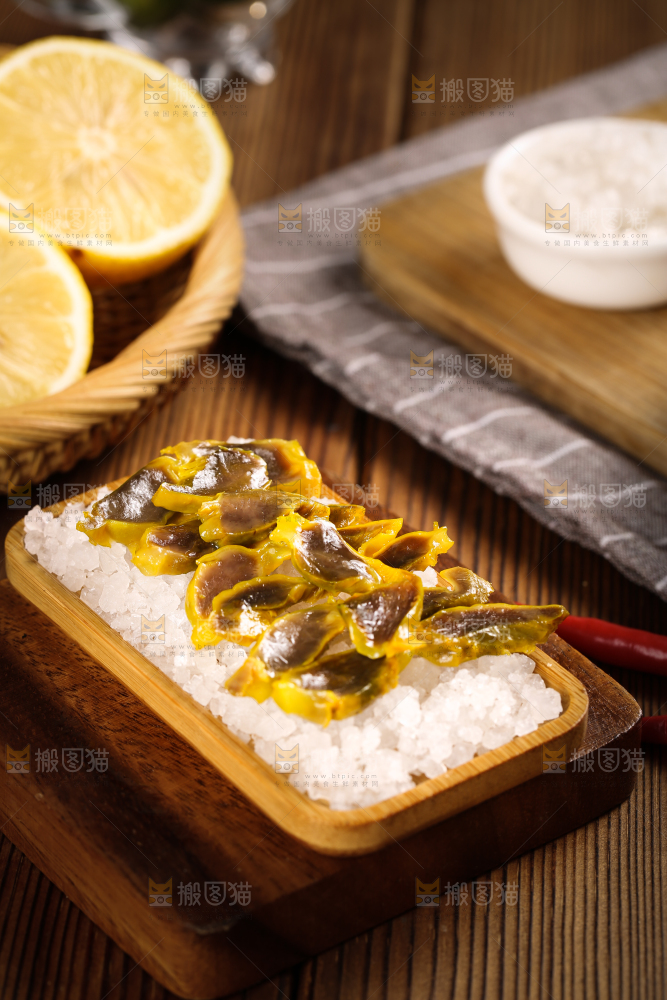 盘子里装着鸭珍