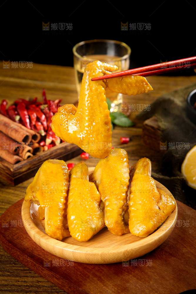 盘子里装着盐焗鸡翅