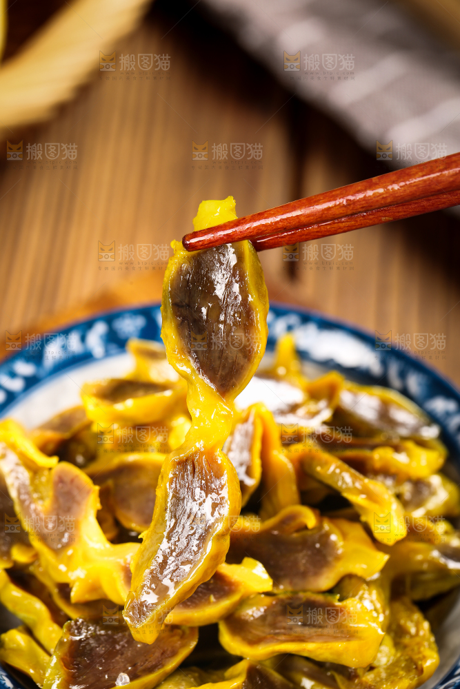 碟子里装着盐焗鸭珍