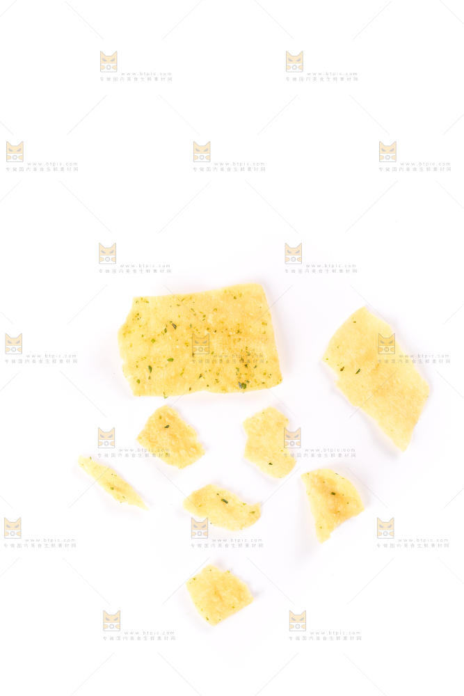 白底上摆放着脆薯片