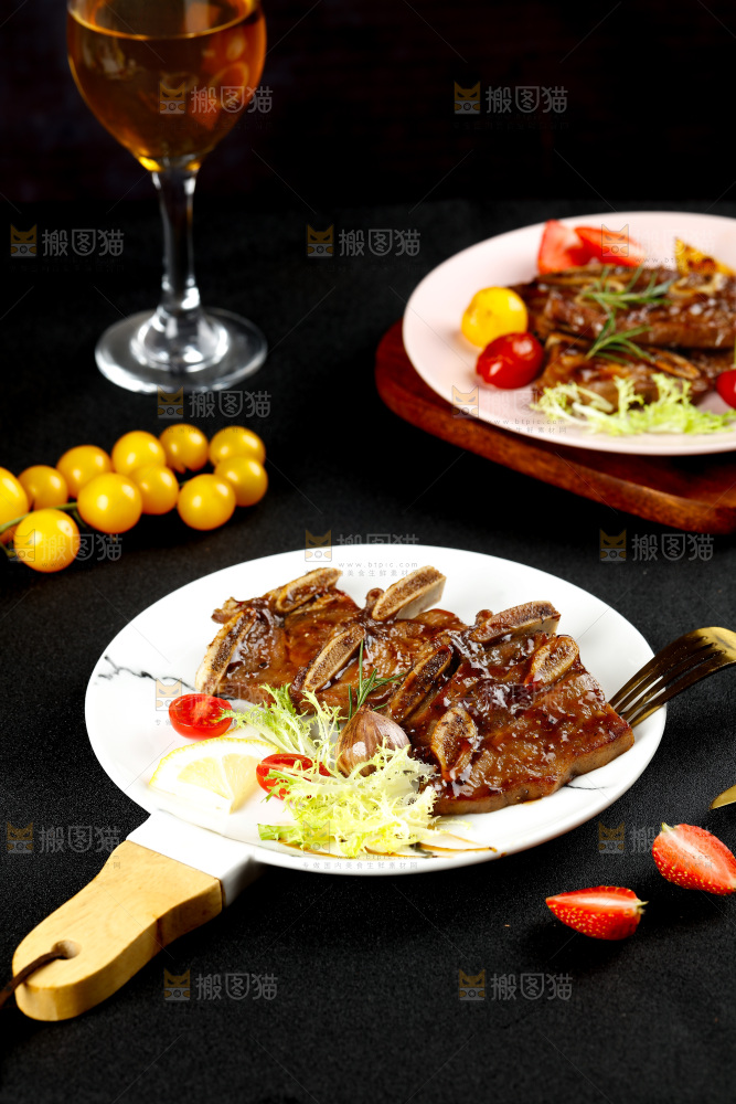 盘子里装着香煎牛肋骨