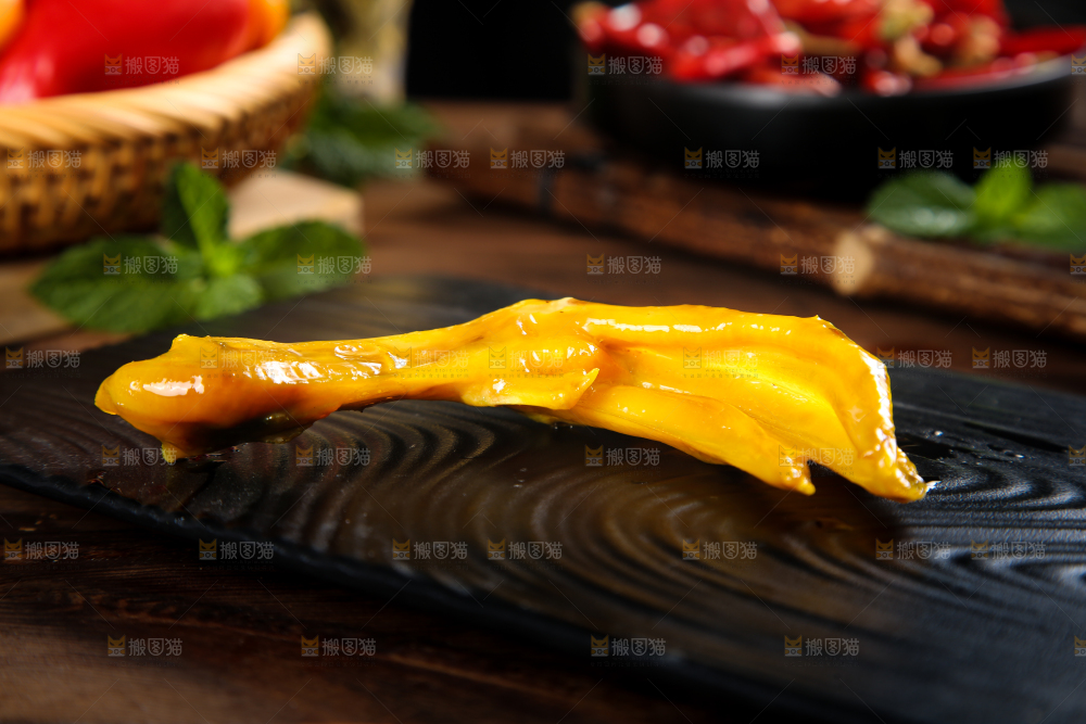 黑底上摆放着盐焗鸭掌