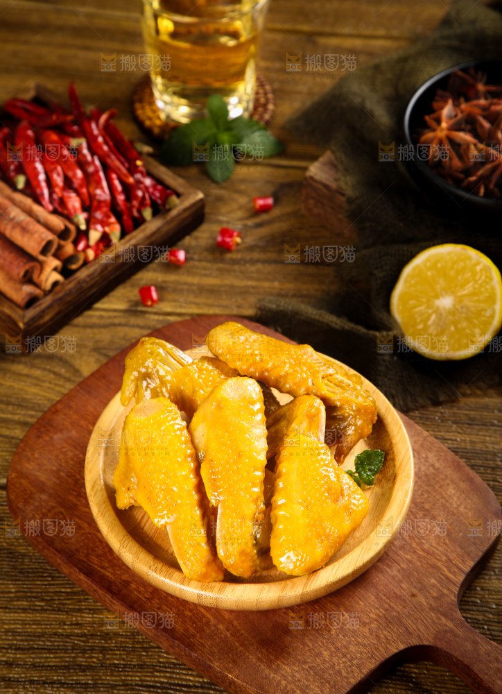 盘子里装着盐焗鸡翅