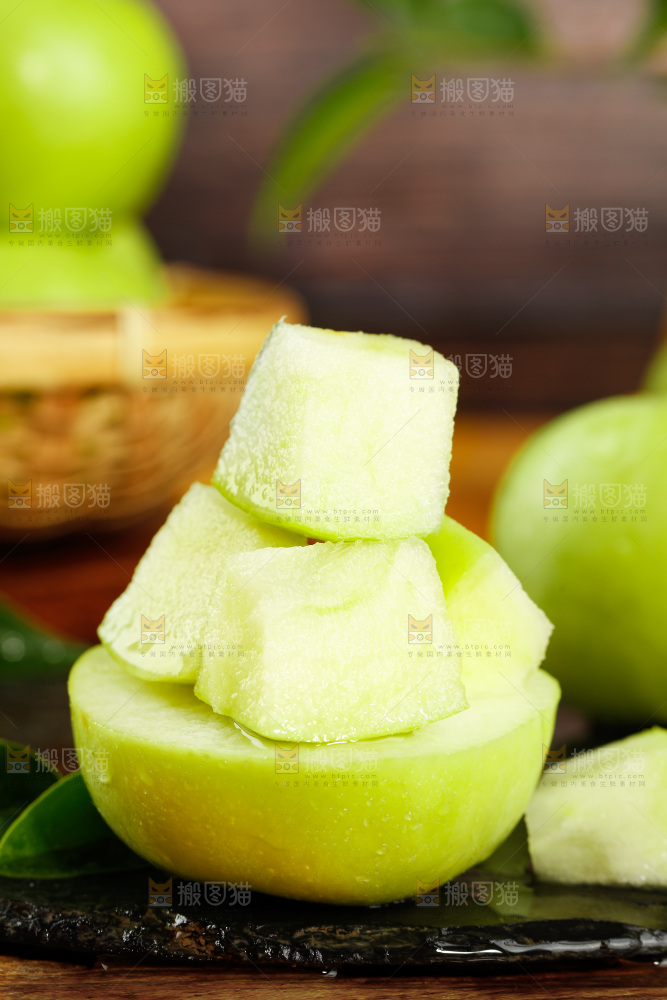 黑底上摆放着陕西青苹果