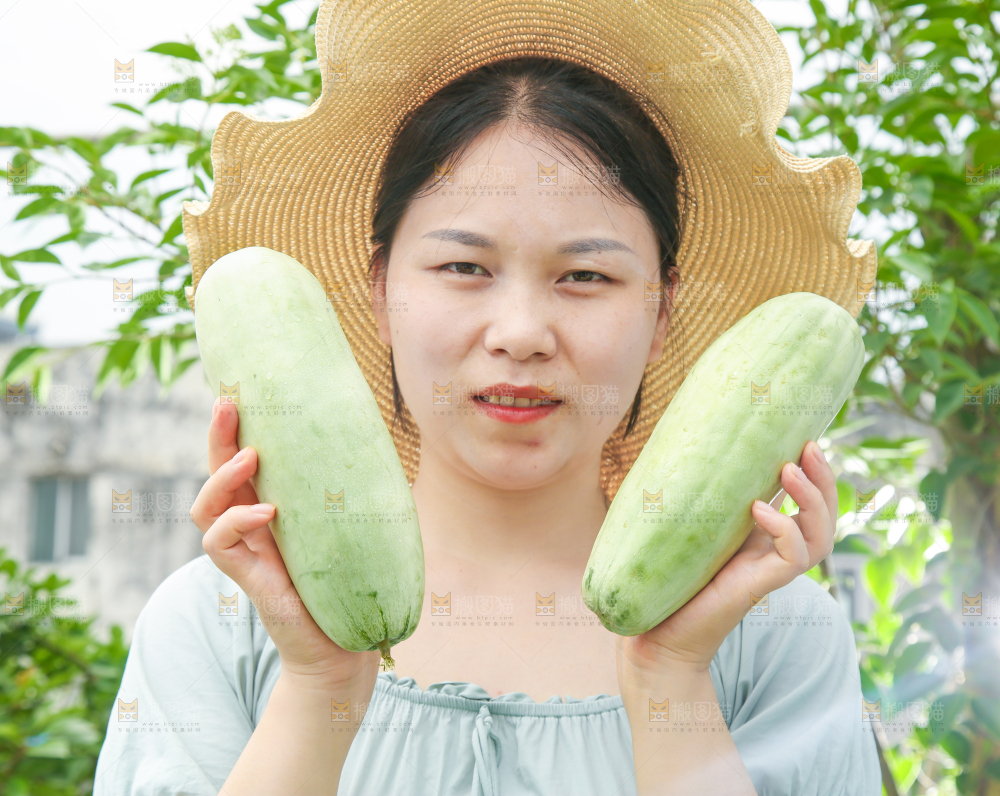 手里拿着羊角脆
